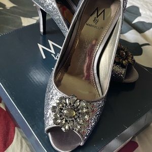 New in box size 7 pewter shoes with broach with medallion detail